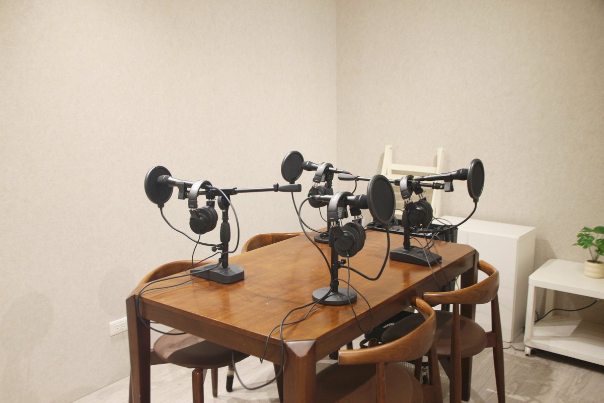 HereHub 錄音室:桌面麥克風與耳機配置
