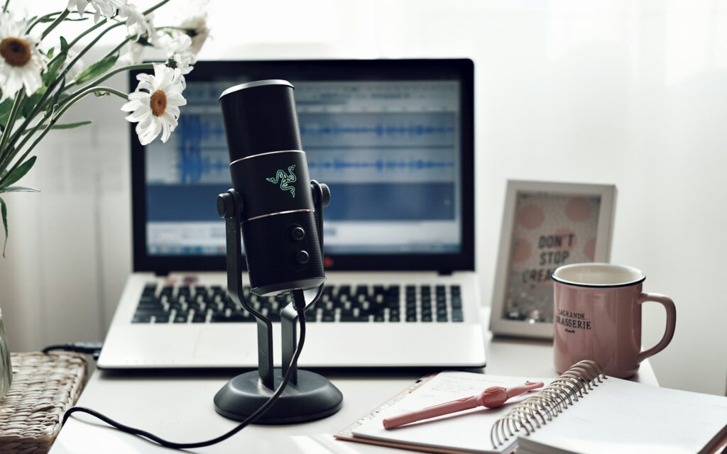 Podcast 錄音要不要寫腳本？逐字稿、大綱、自由聊 3 種方式比較