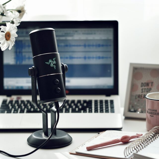Podcast 錄音要不要寫腳本？逐字稿、大綱、自由聊 3 種方式比較